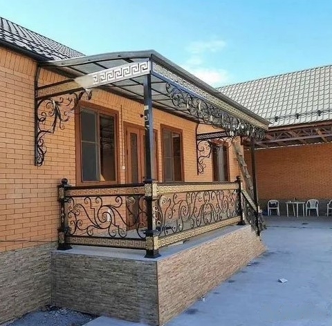 Крыльцо для частного дома с навесом