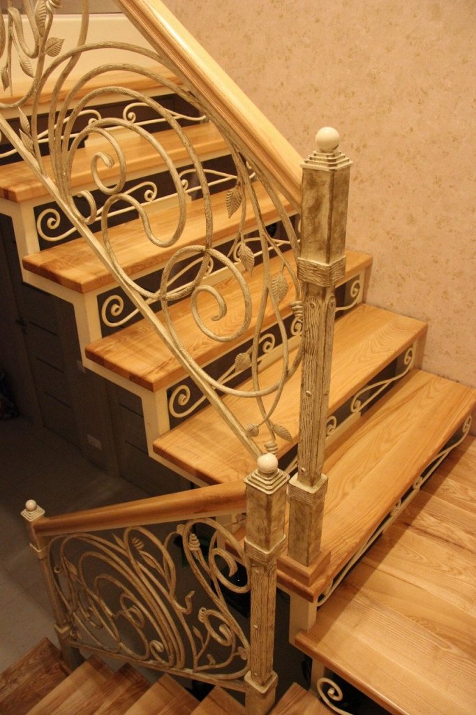 Кованые лестничные перила.png Кованые лестничные перила.png